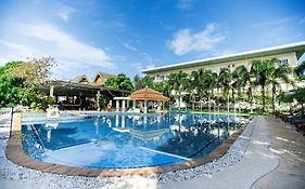 Chalong Beach Hotel & Spa 4*